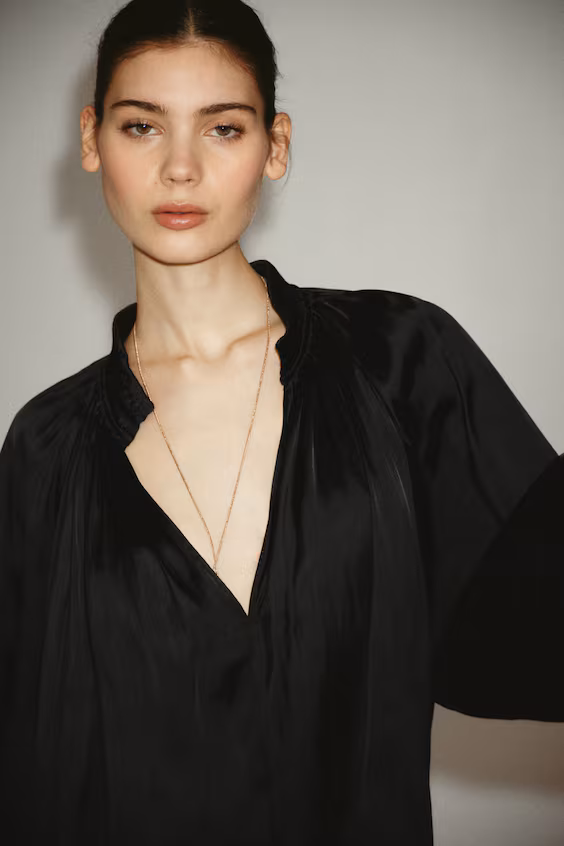 Оверсайз блузка с вырезом v