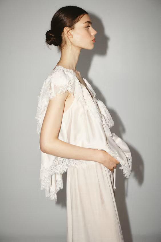 Блузка с кружевными деталями