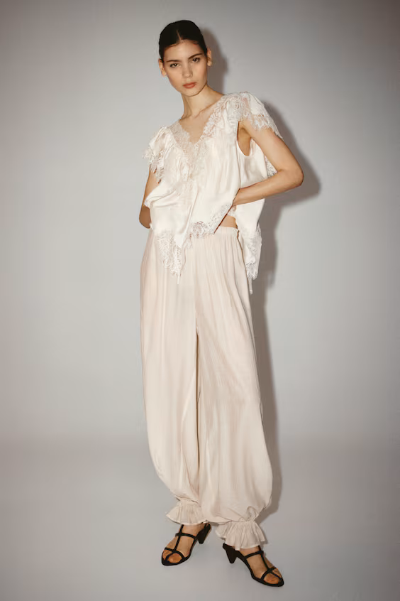 Блузка с кружевными деталями