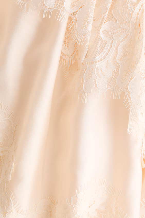 Блузка с кружевными деталями