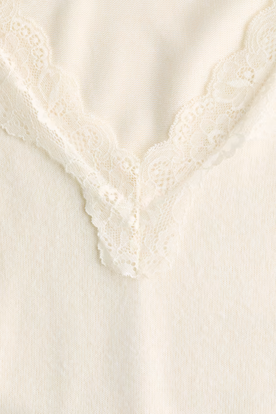 Свитер из вязаного полотна с кружевом