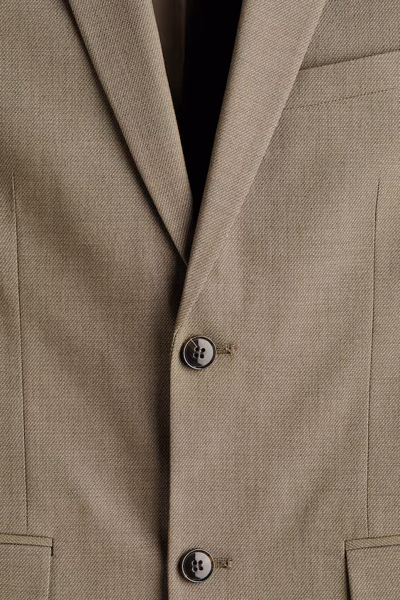 Узкий пиджак с простой застежкой