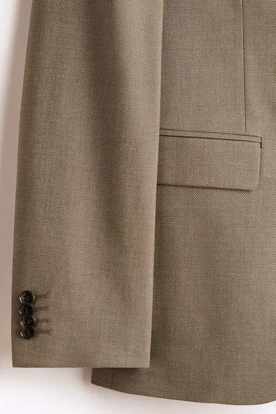 Узкий пиджак с простой застежкой