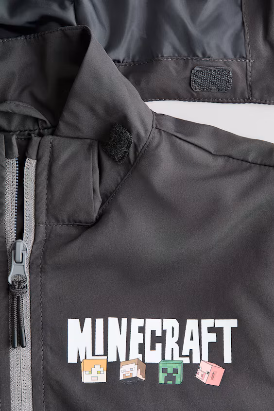 Ветровка с капюшоном