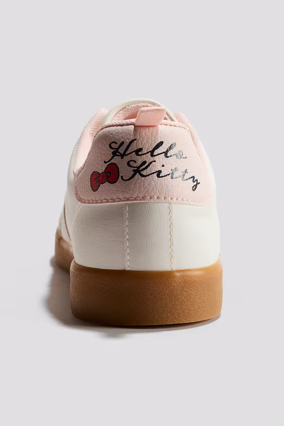 Кроссовки с деталями в стиле hello kitty