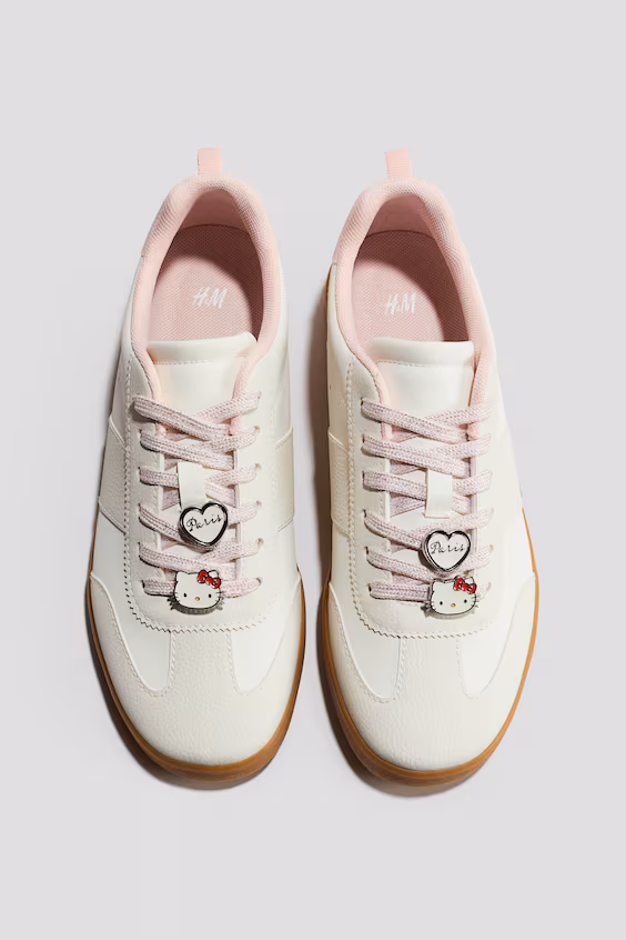 Кроссовки с деталями в стиле hello kitty