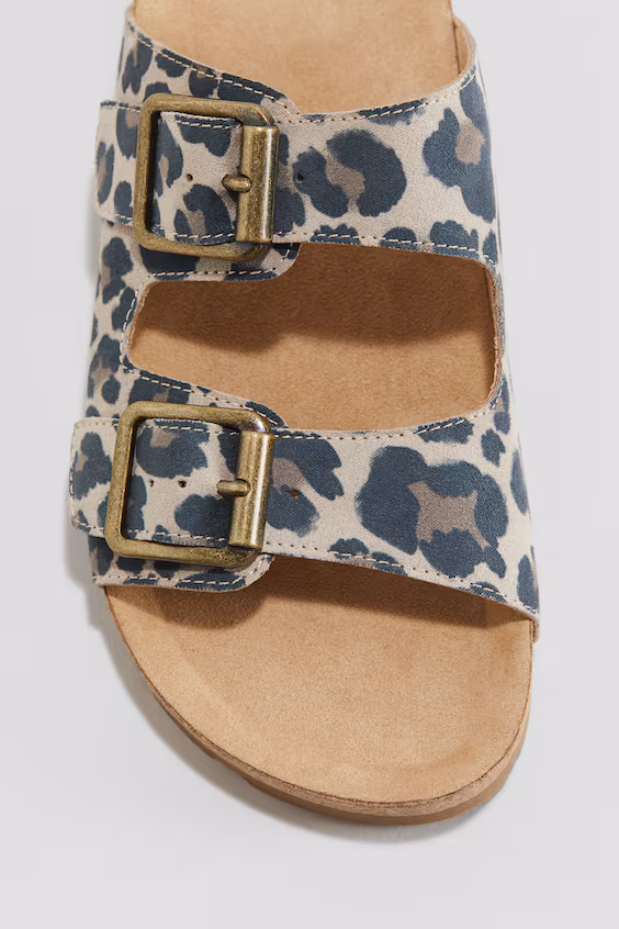 Сандалии на две полоски