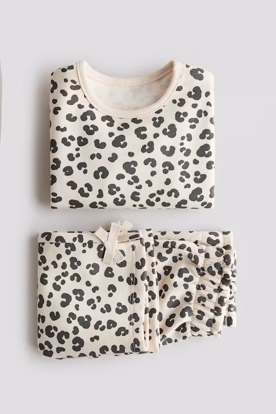 Набор из свитера и брюк