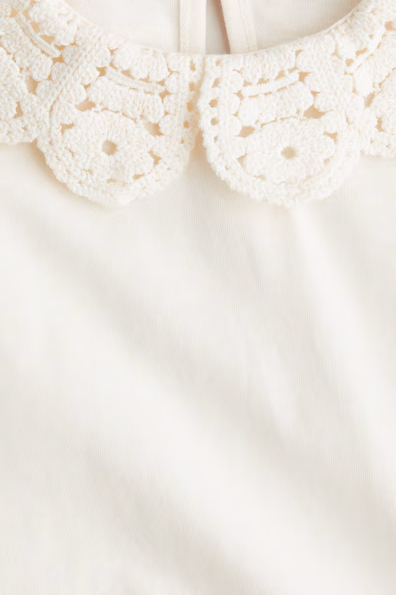 Свитер с кружевным воротником