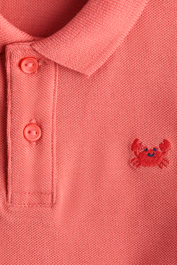 Поло с вышитыми деталями