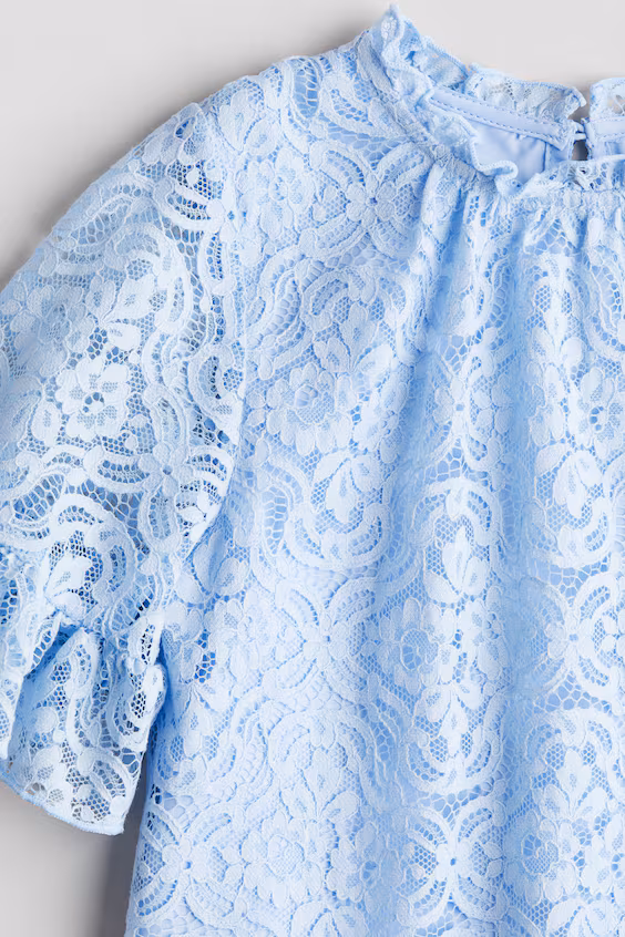 Платье из кружева с оборками