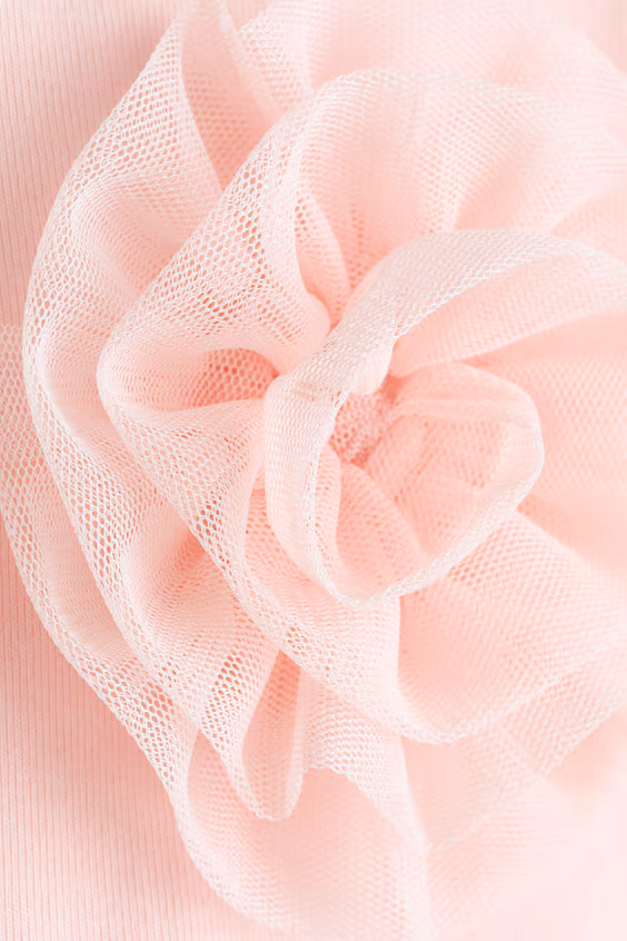 Свитер с аппликацией из тюля