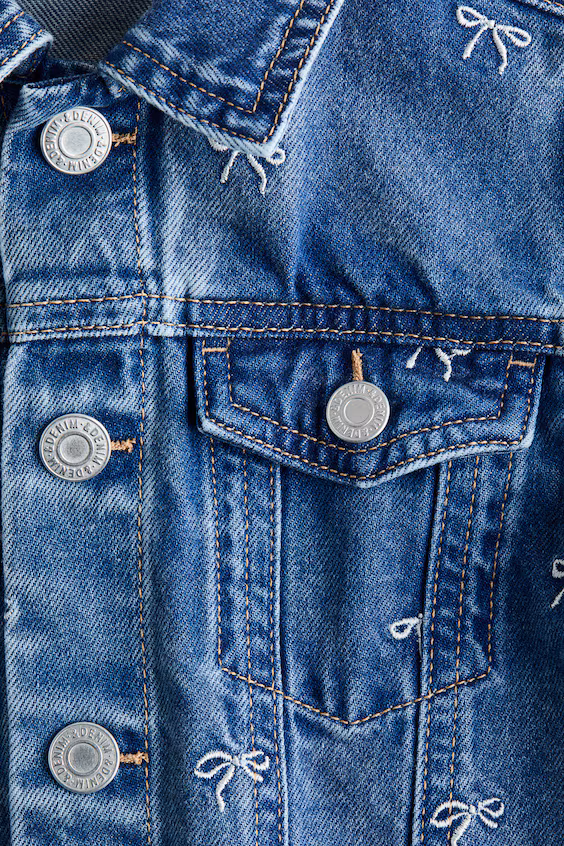 Куртка из джинсы с вышитыми мотивами