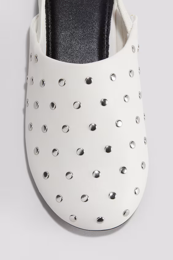 Босоножки с открытым носком и заклепками