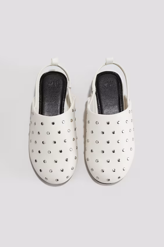 Босоножки с открытым носком и заклепками