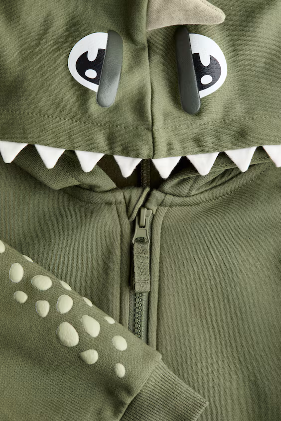 Парка с капюшоном и аппликациями