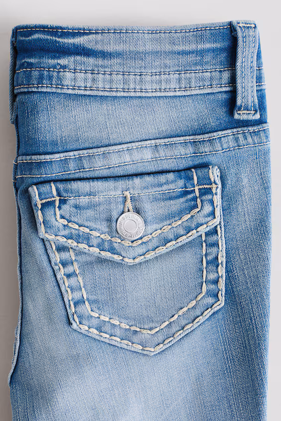 Джинсы с узкими брючинами и низкой посадкой в стиле буткат