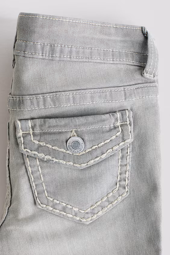 Джинсы с узкими брючинами и низкой посадкой в стиле буткат