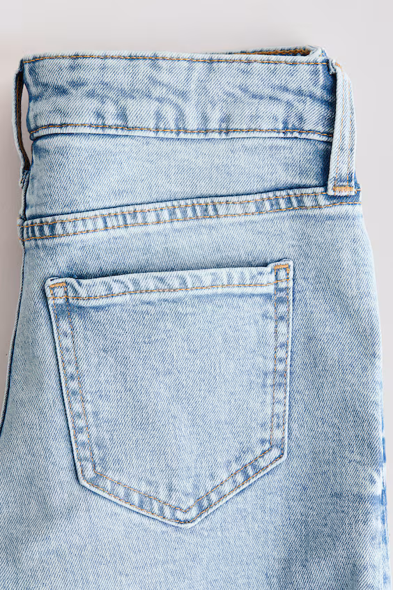 Джинсы с широкими брючинами и свободным кроем