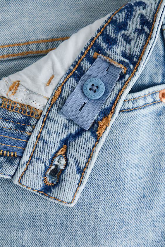 Джинсы с широкими брючинами и свободным кроем