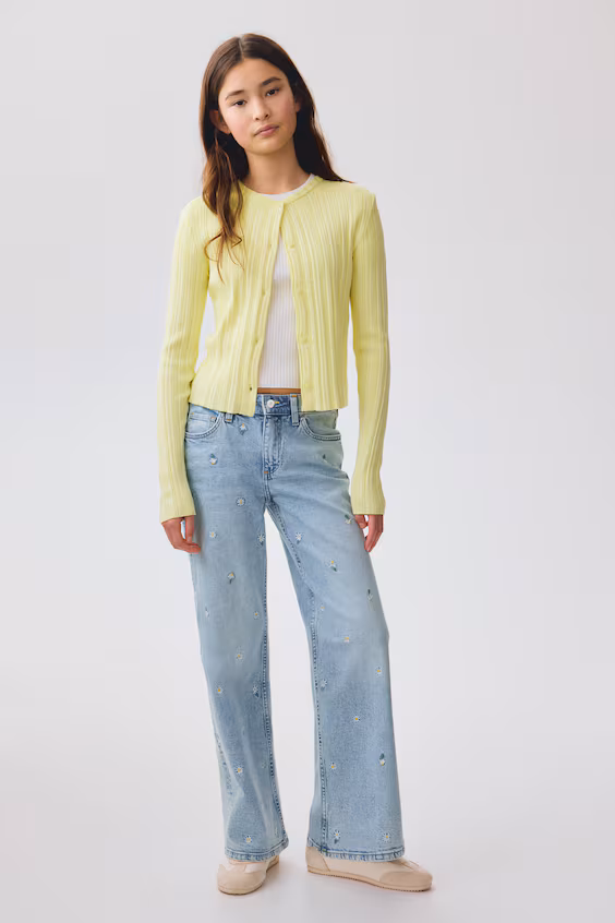 Джинсы с широкими брючинами и свободным кроем