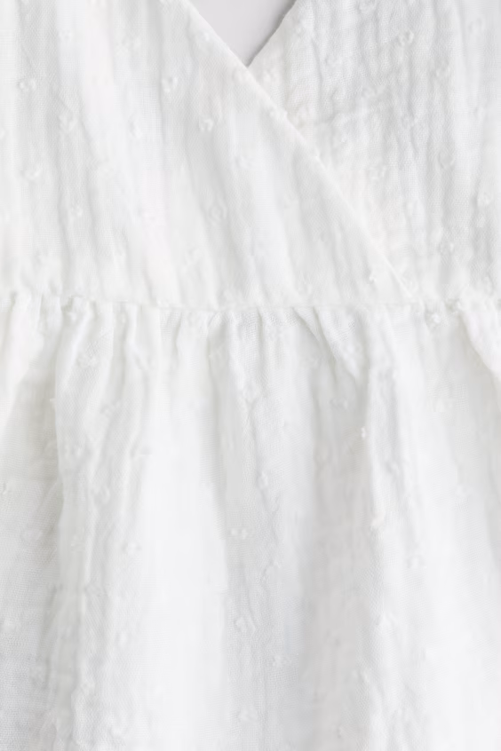 Топ на бретелях с вырезом лодочкой