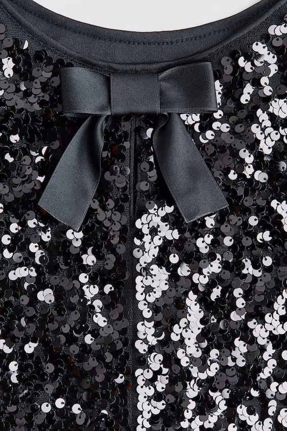 Платье с блестками и бантом