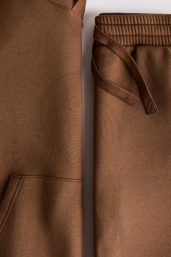 Костюм из свитшота с капюшоном и шорт