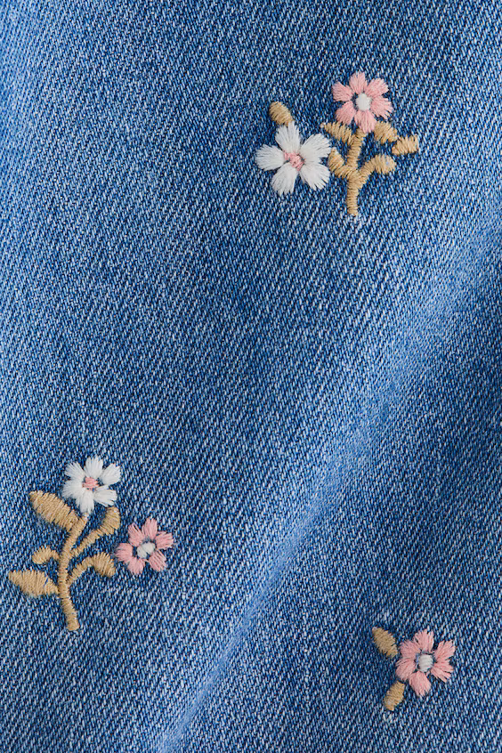 Джинсы с вышивкой