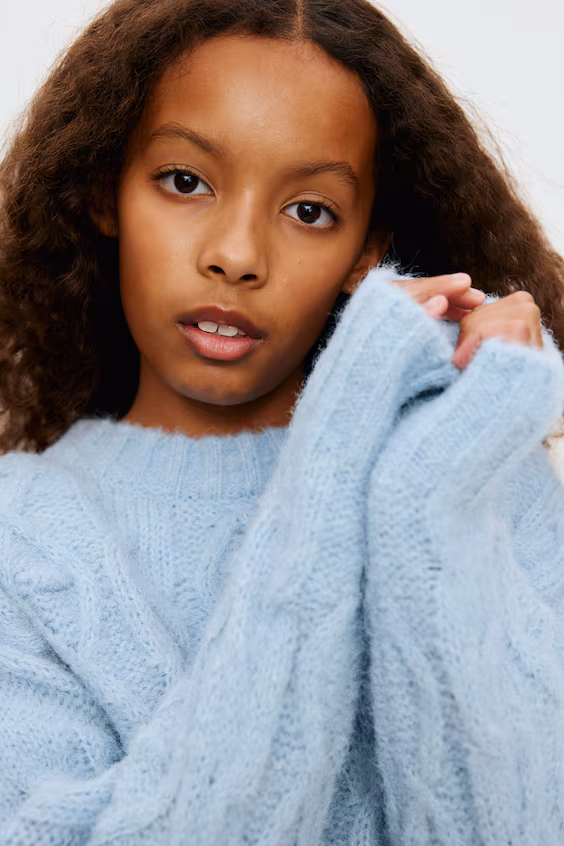 Свободный свитер из мягкой вязаной ткани