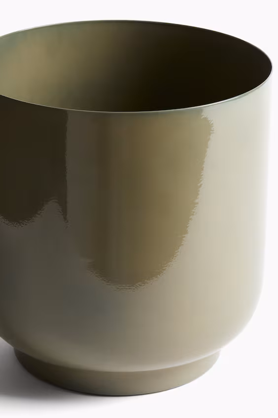 Очень большая металлическая ваза