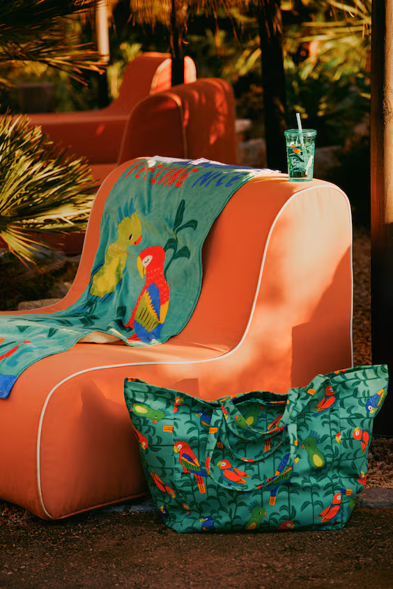 Пластиковый кружка с узором и трубочкой