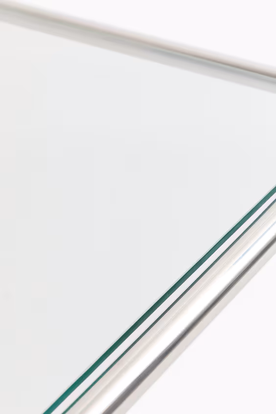 Журнальный столик с стеклянной столешницей