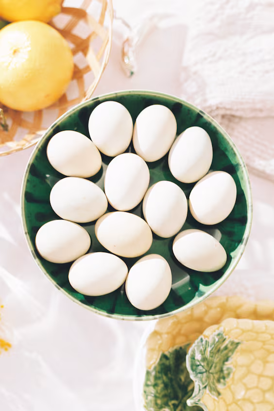 Тарелка с ножкой диаметром 22 см