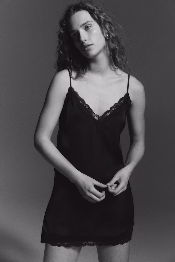 Ночная рубашка из атласа с кружевом