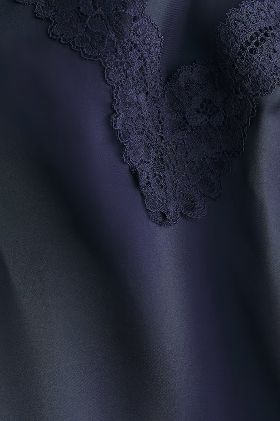 Ночная рубашка из атласа с кружевом