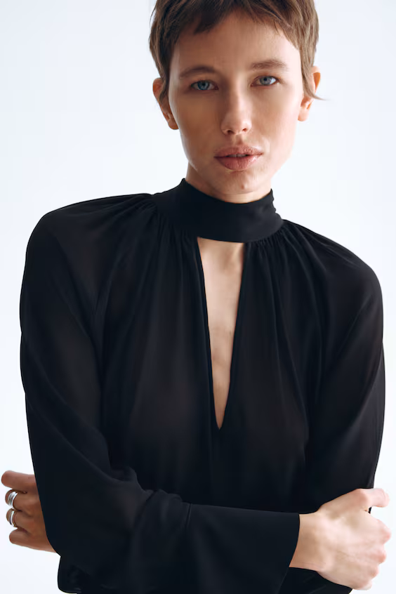 Блузка с воротником в стиле шарфа