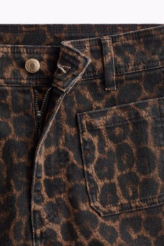 Джинсы с расклешенными брючинами и высокой посадкой