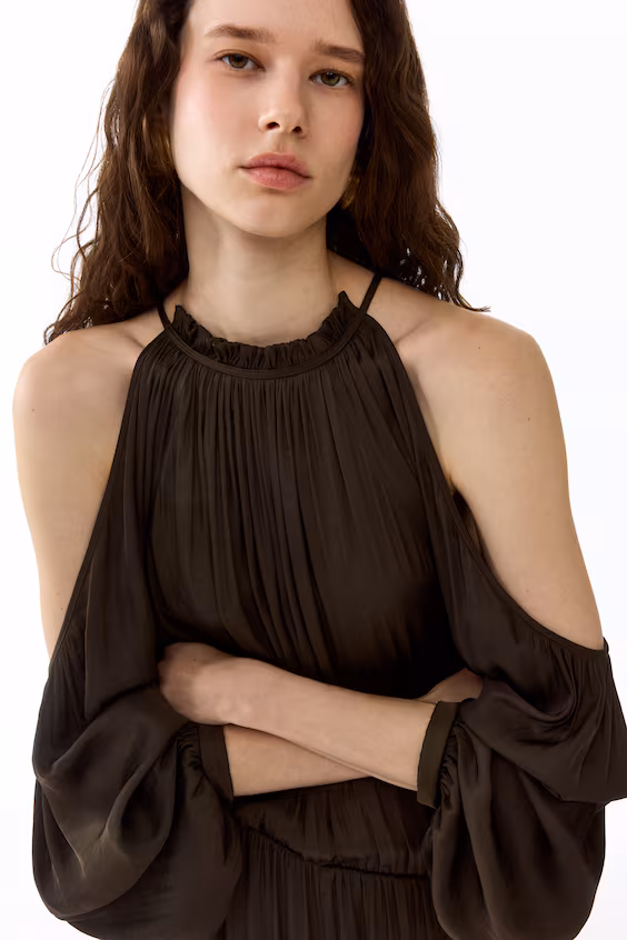 Комбинезон из атласа с открытыми плечами