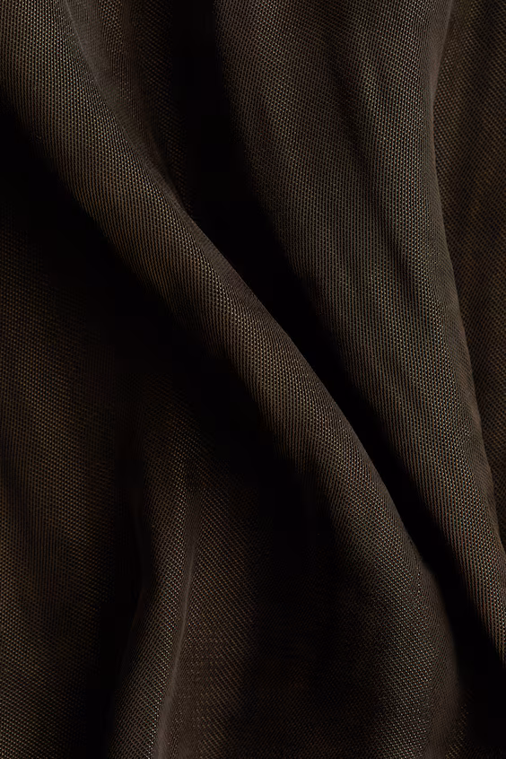 Комбинезон из атласа с открытыми плечами