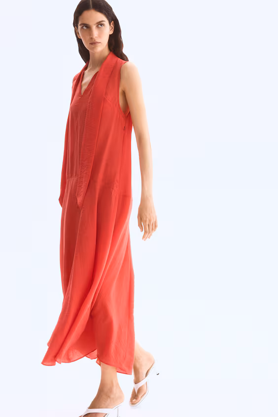 Платье из органзы с бантом на вырезе