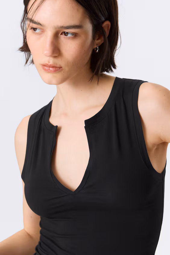 Топ без рукавов с вырезом лодочкой и облегающим силуэтом