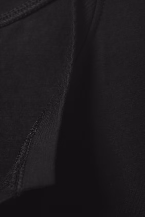 Топ без рукавов с вырезом лодочкой и облегающим силуэтом