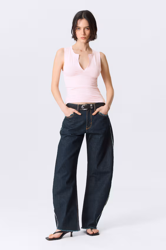 Топ без рукавов с вырезом лодочкой и облегающим силуэтом