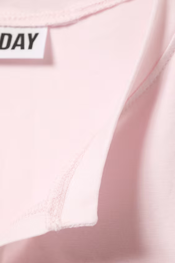 Топ без рукавов с вырезом лодочкой и облегающим силуэтом