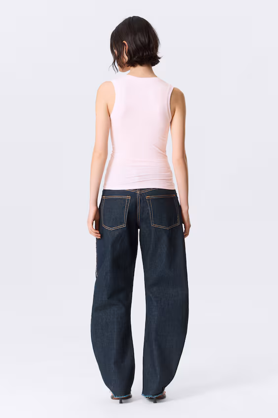 Топ без рукавов с вырезом лодочкой и облегающим силуэтом