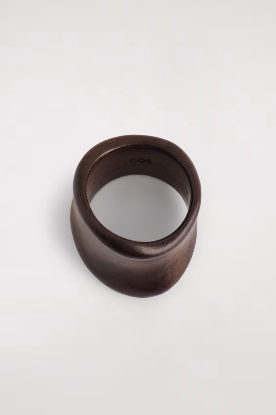 Кольцо из изогнутого дерева