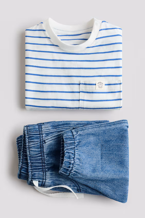 Комплект футболки и джоггеров