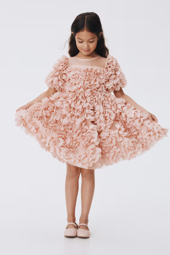 Платье с цветочными аппликациями