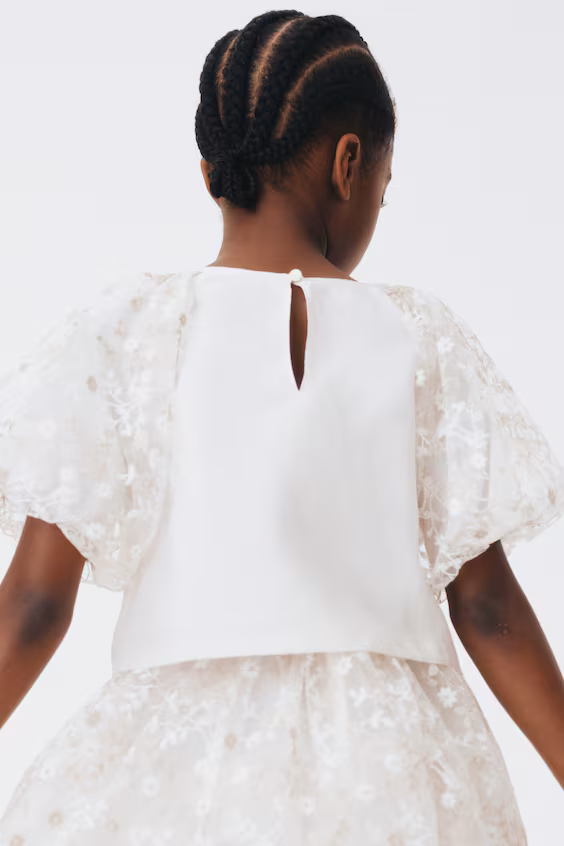 Блузка с воланами на рукавах